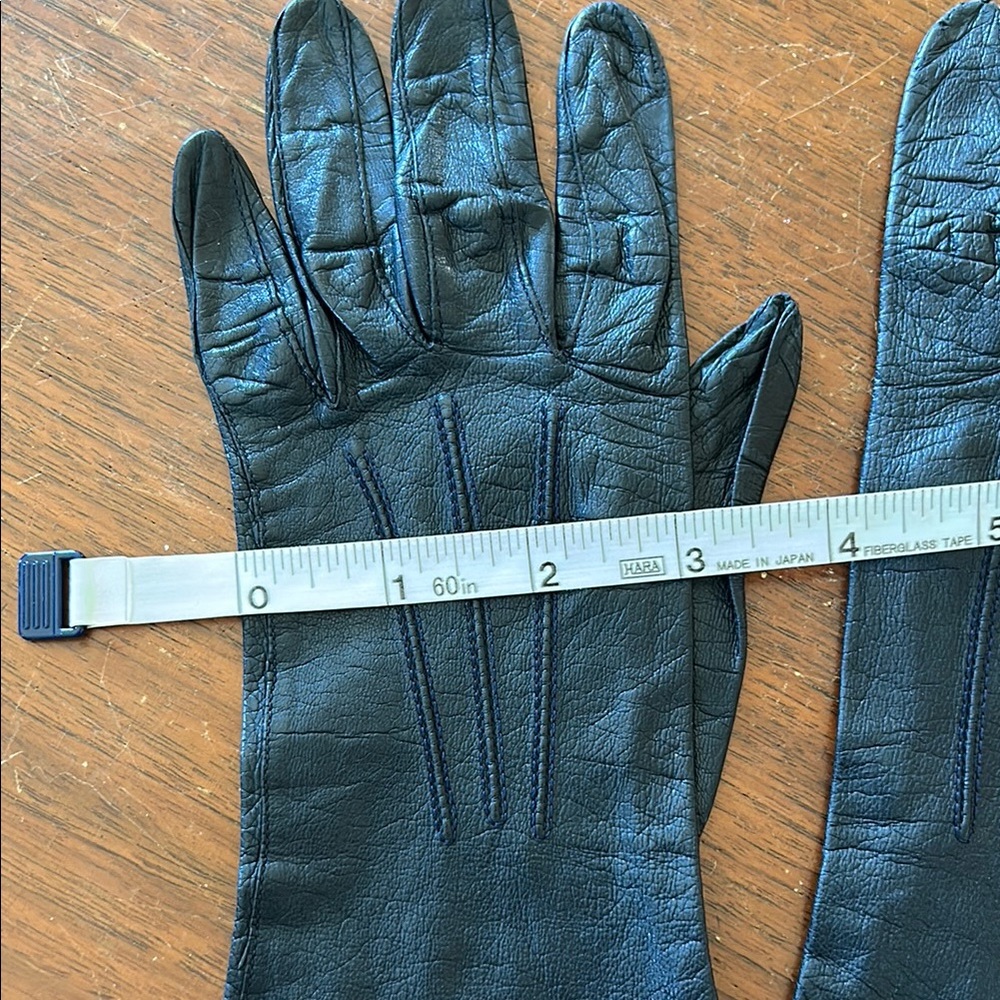 Elegant Vintage Black Leather Gloves - Picture 2 of 3